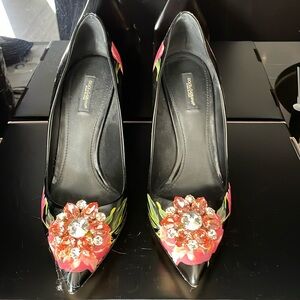 Dolce & Gabbana leather pump.